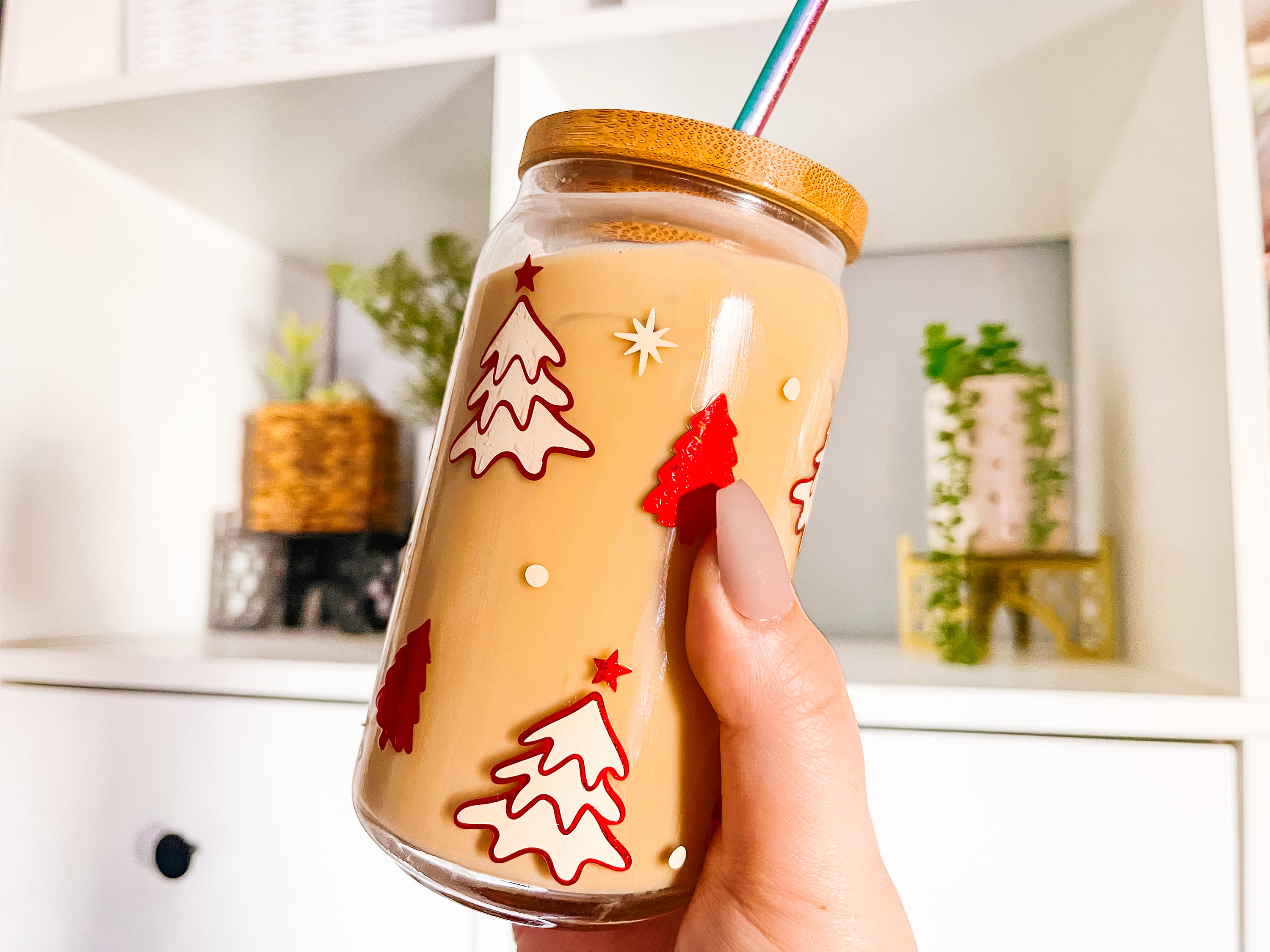 Retro Christmas Trees Iced Coffee Glass, Groovy Iced Coffee Glass, Christmas Coffee Glass with Bamboo Lid and Straw, Christmas Gifts for Her