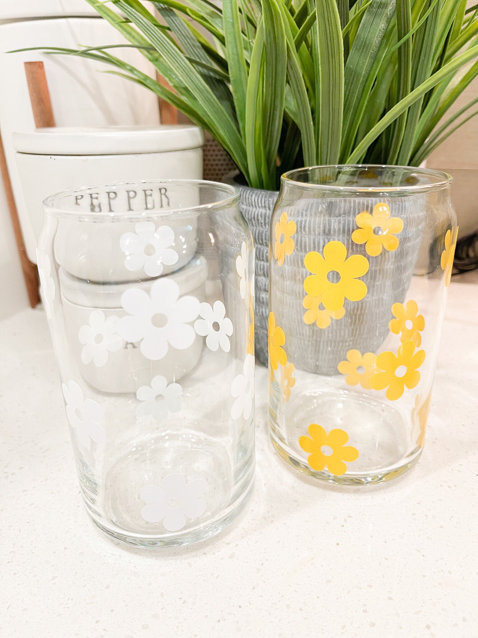 Retro Flower Can Glass, Floral Glass, Iced Coffee Drink, Floral Design, Daisy Flower Drinking Glass, Boho Aesthetic, 16 oz Glass Tumbler