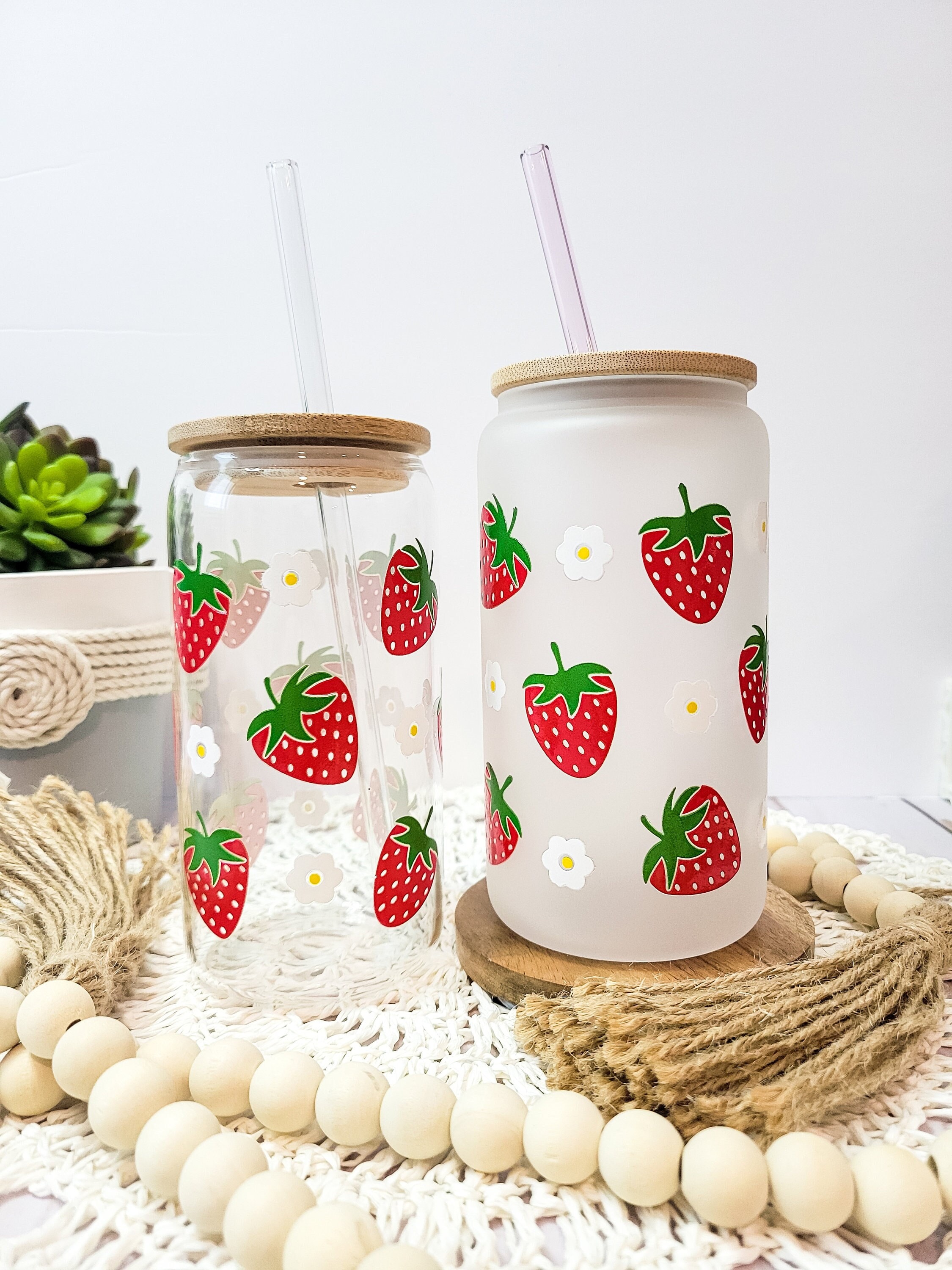 Strawberry Glass Cup, Strawberry Daisy Cup, Floral Tumbler with Straw, Daisy Iced Coffee Glass, Fruit Glass, Spring Gift, Summer Coffee Cup