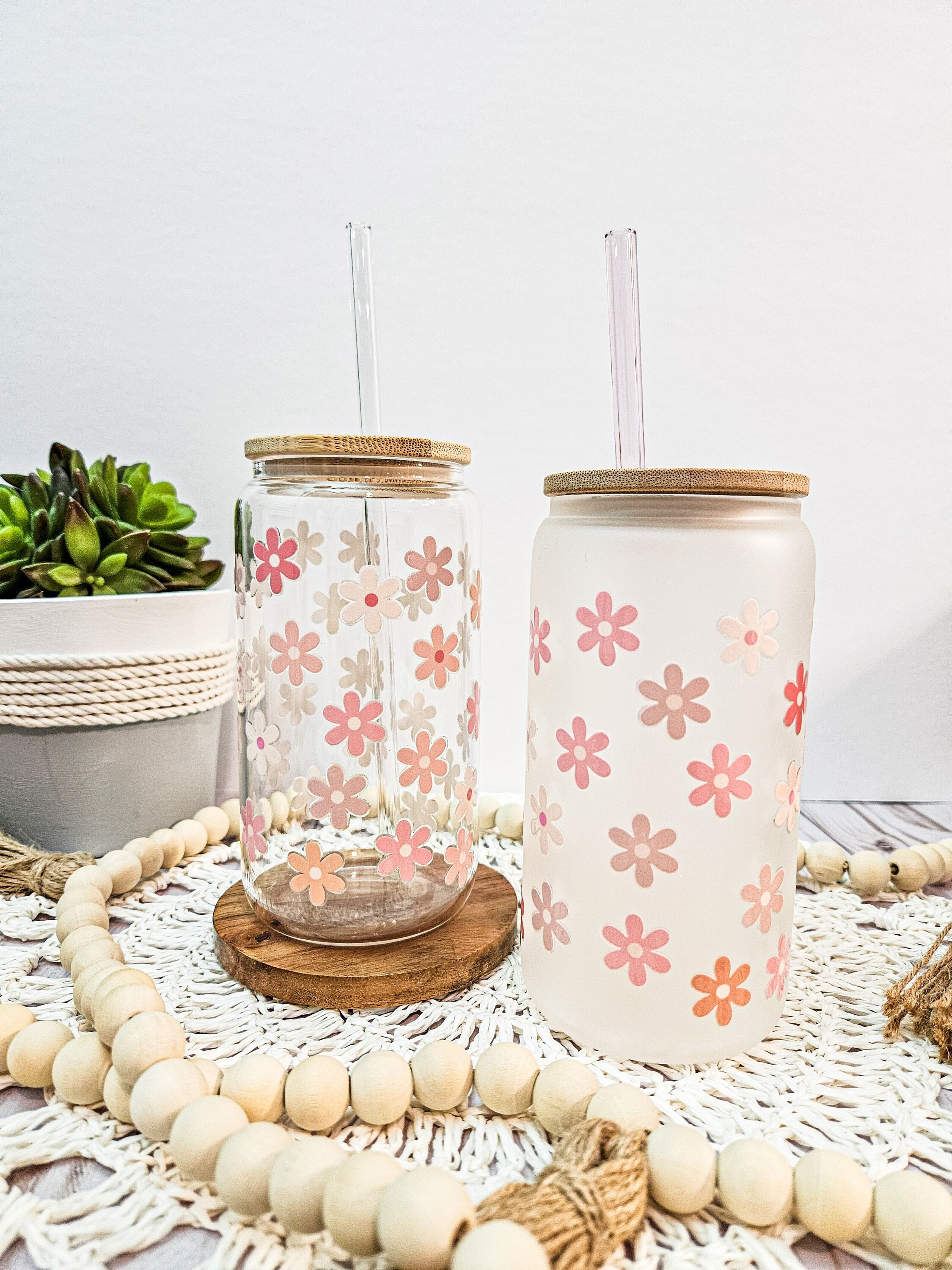 Retro Daisy Glass Cup, Beer Can Glass With Lid and Straw, Groovy Flower Cup, Iced Coffee Cup, Bridesmaid Gift, Aesthetic Glass Can, Pink Cup