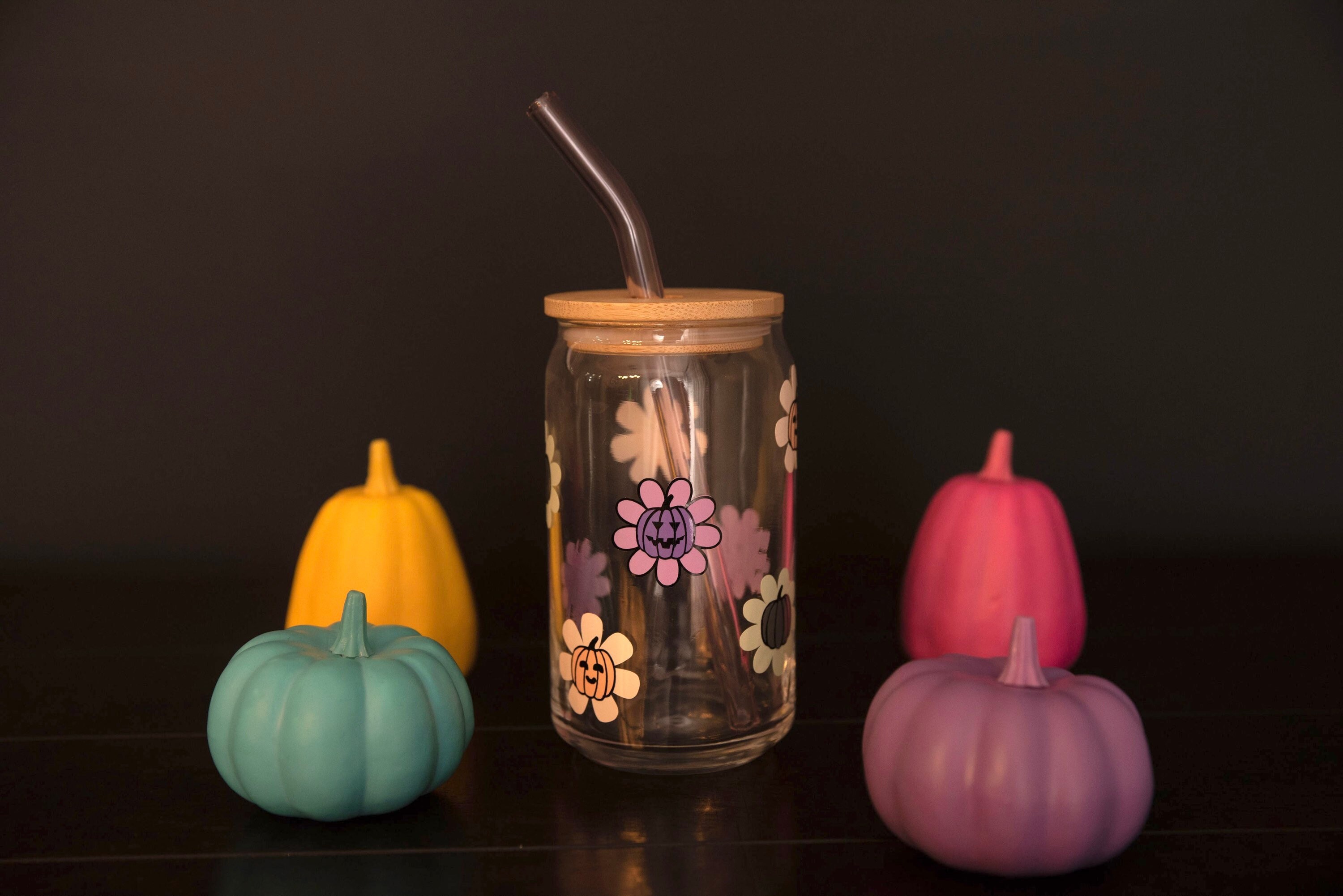 Cute Halloween Beer Can Glass / Floral Pumpkin Fall Cup / Halloween Lover Gift Idea / Fall Flower Iced Coffee Cup / Cup with Bamboo Lid