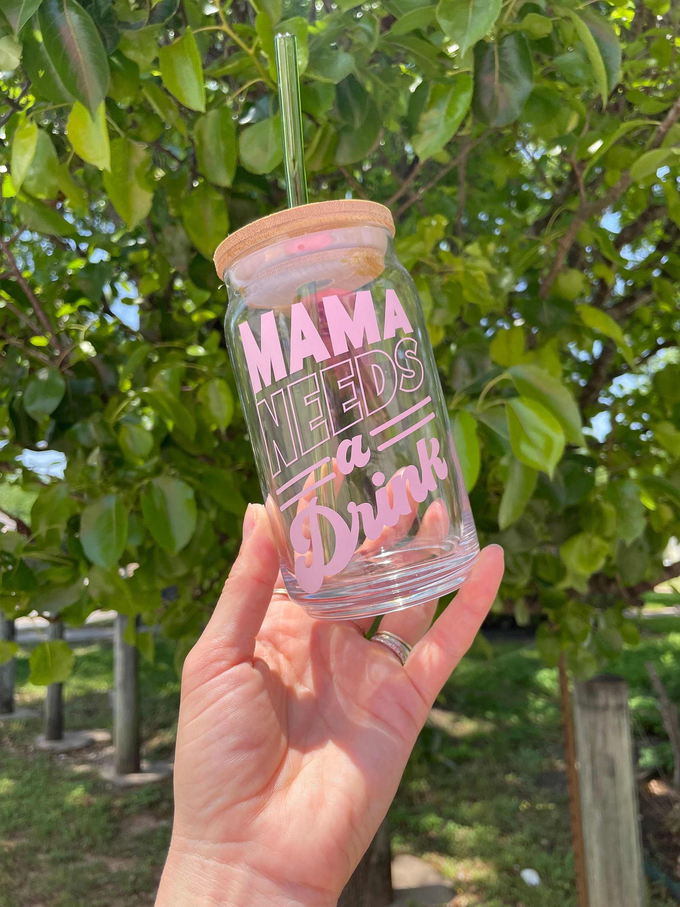 Mama Needs A Drink Glass, Iced Coffee Tumbler, Coffee Glass with Lid, Mama Coffee Cup, Mama Mug, Mama Cup with Lid and Straw, Gifts for Her