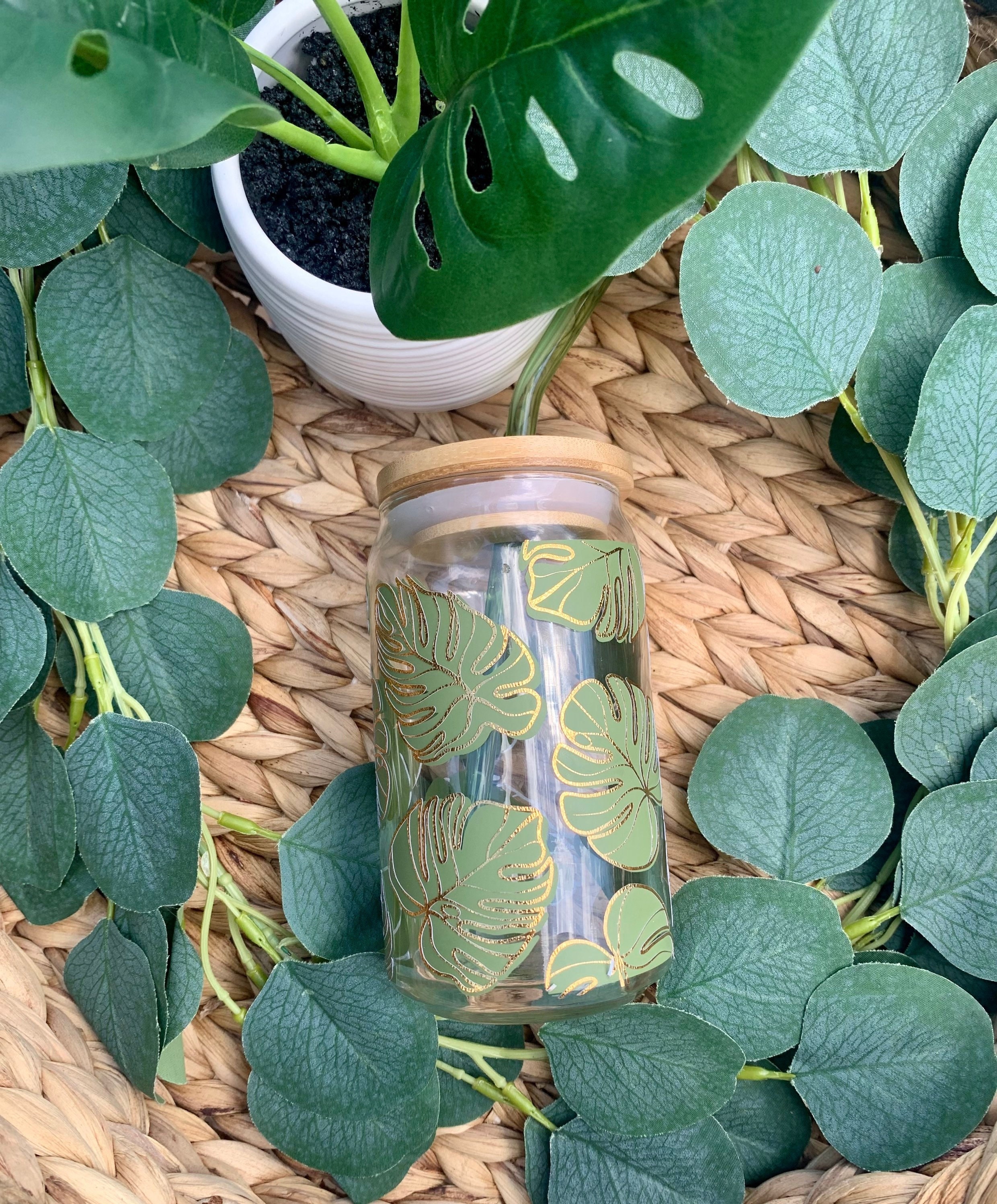 Monstera leaf beer can glass, iced coffee glass, Beer glass, libbey glass, engraved bamboo lid, coffee glass iced coffee glass