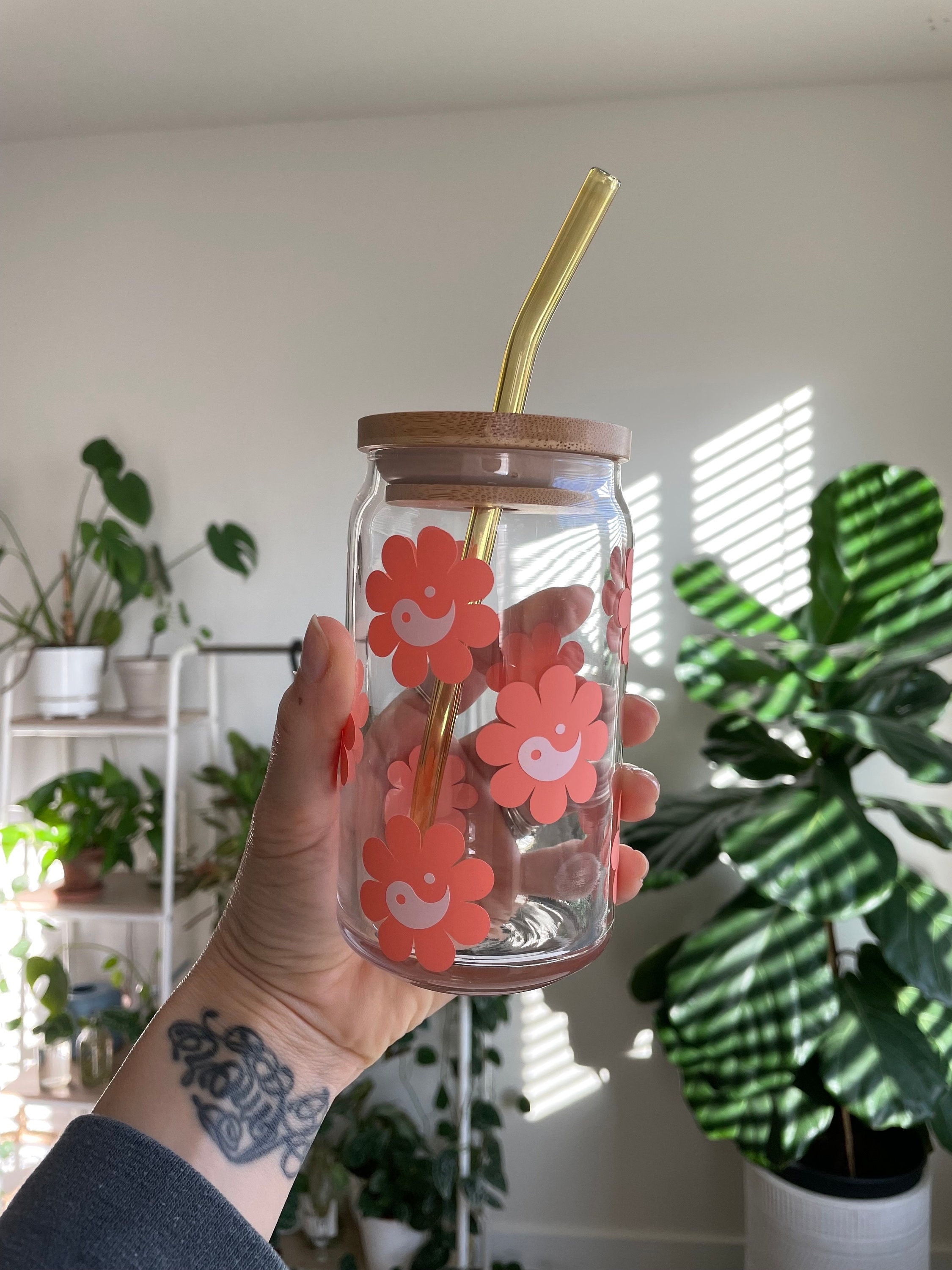 Yin Yang Daisy Glass, Pink Yin-Yang Glass Cup, Pink Daisy Glass, Boho Yin Yang Cup, Coffee Glass with Lid, Glass Yin-Yang Tumbler