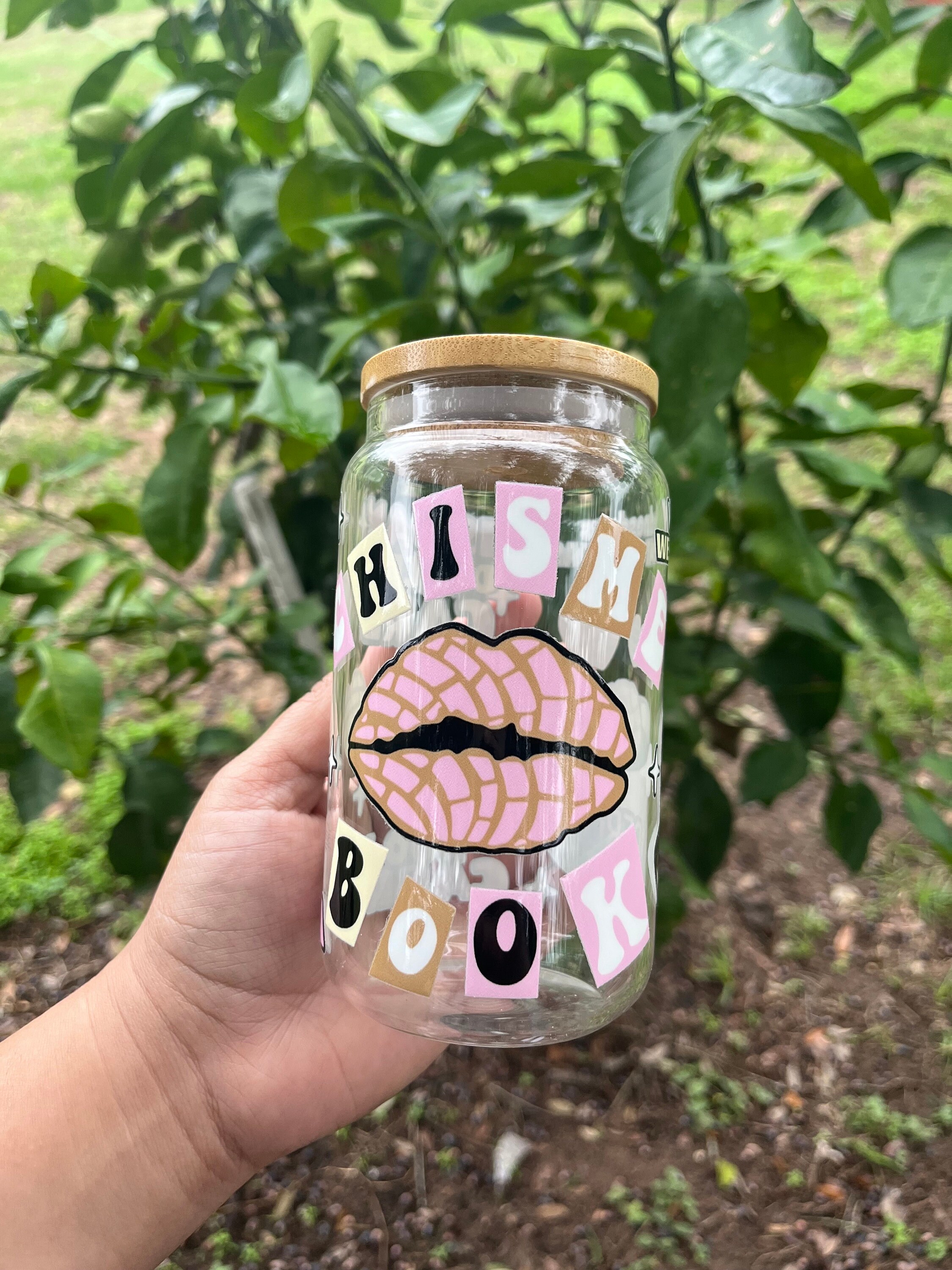 Chisme Book Glass Cup / Cafecito y Chisme Cup / Concha Cup / Gifts for Her / Cute Glass Cup / Iced Coffee Cup / Pan Dulce Cup