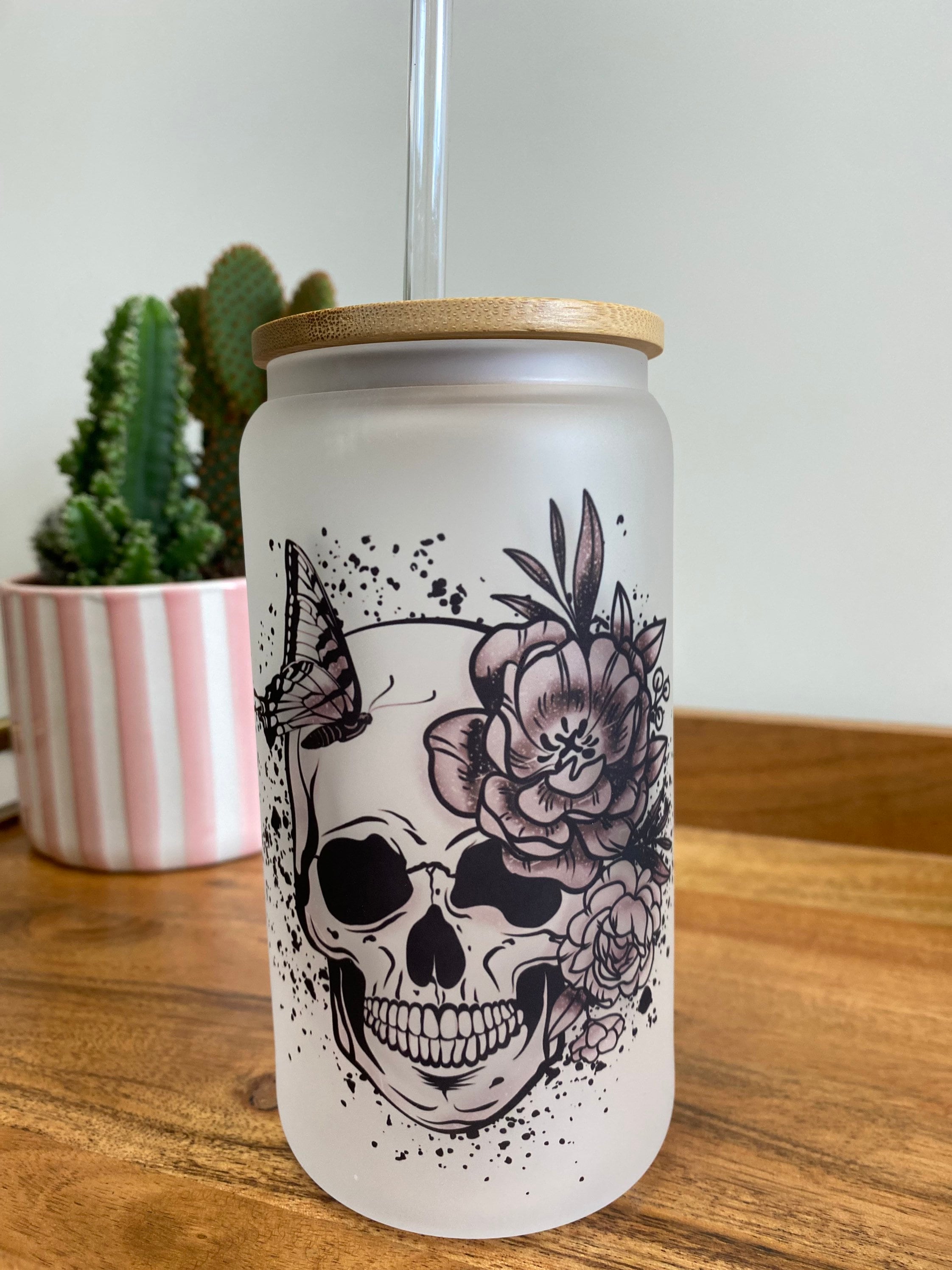 Floral skull with butterfly – frosted can shaped glass with lid and straw